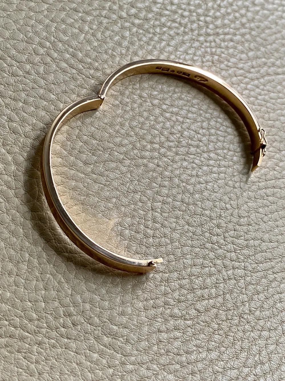 1940s era Modernist Swedish 18k Gold Hinged Bangle - maker Stigbert - 6.8 inch