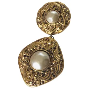 Chanel gold metal pins & brooches