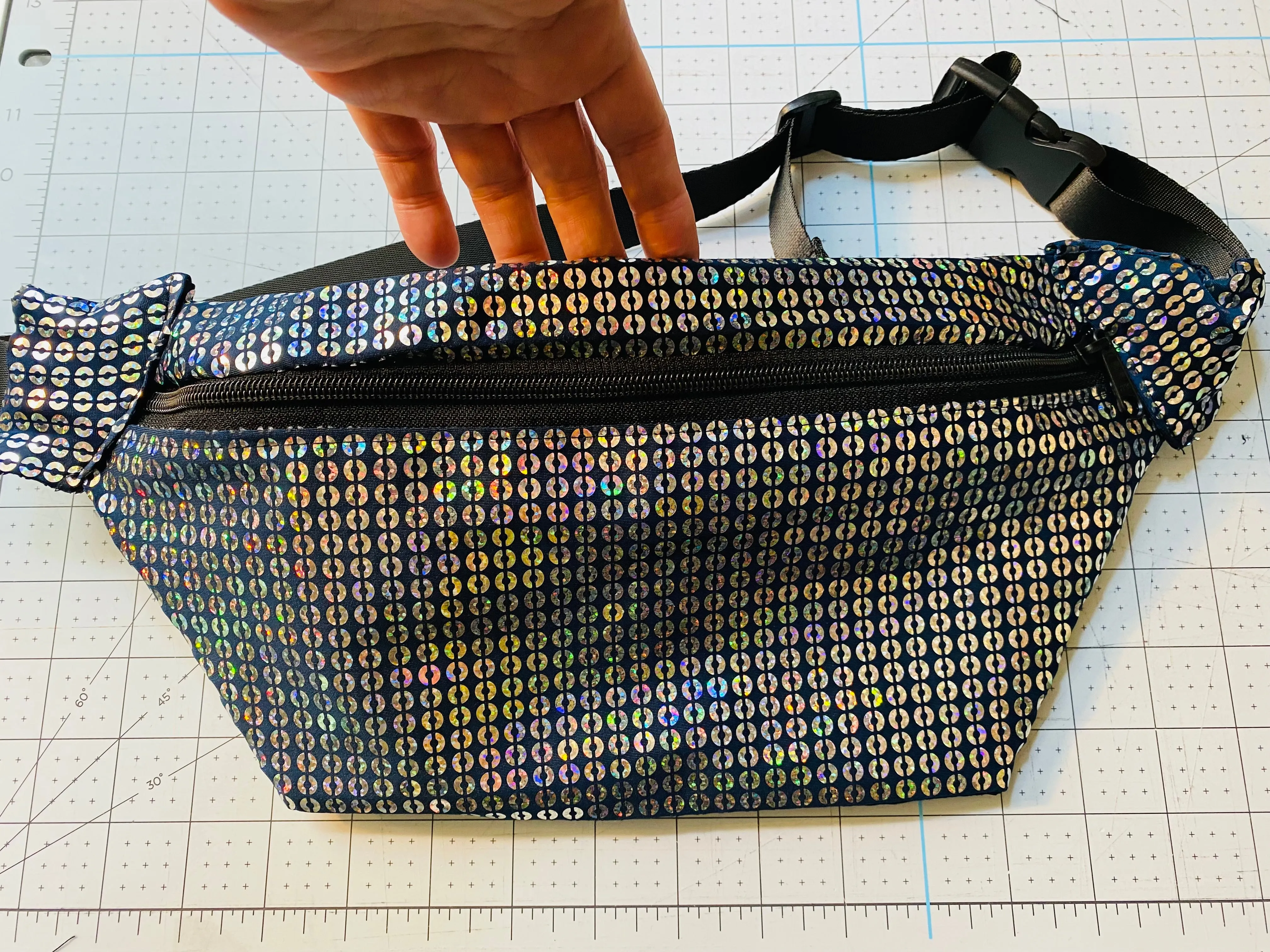 DISCO HOLOGRAM SEQUINS FANNY
