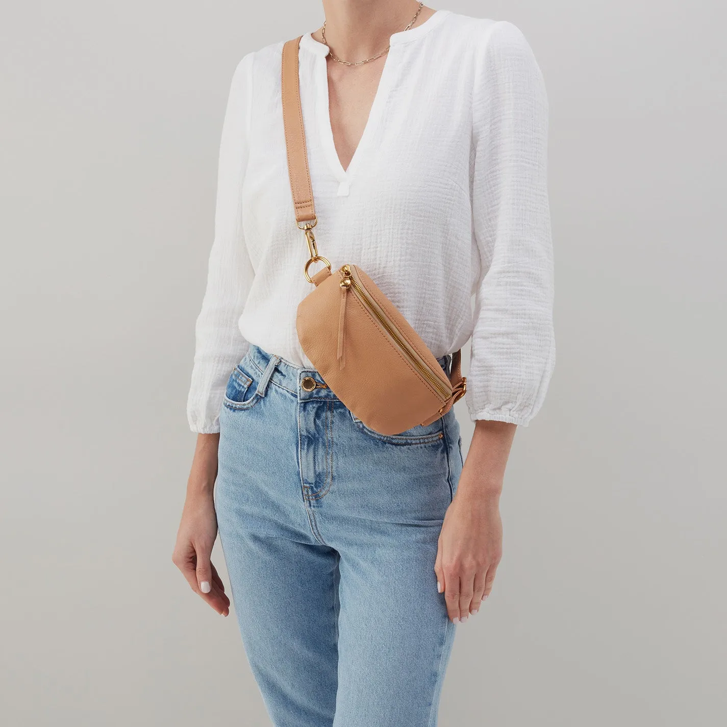 Fern Belt Bag In Pebbled Leather - Sandstorm