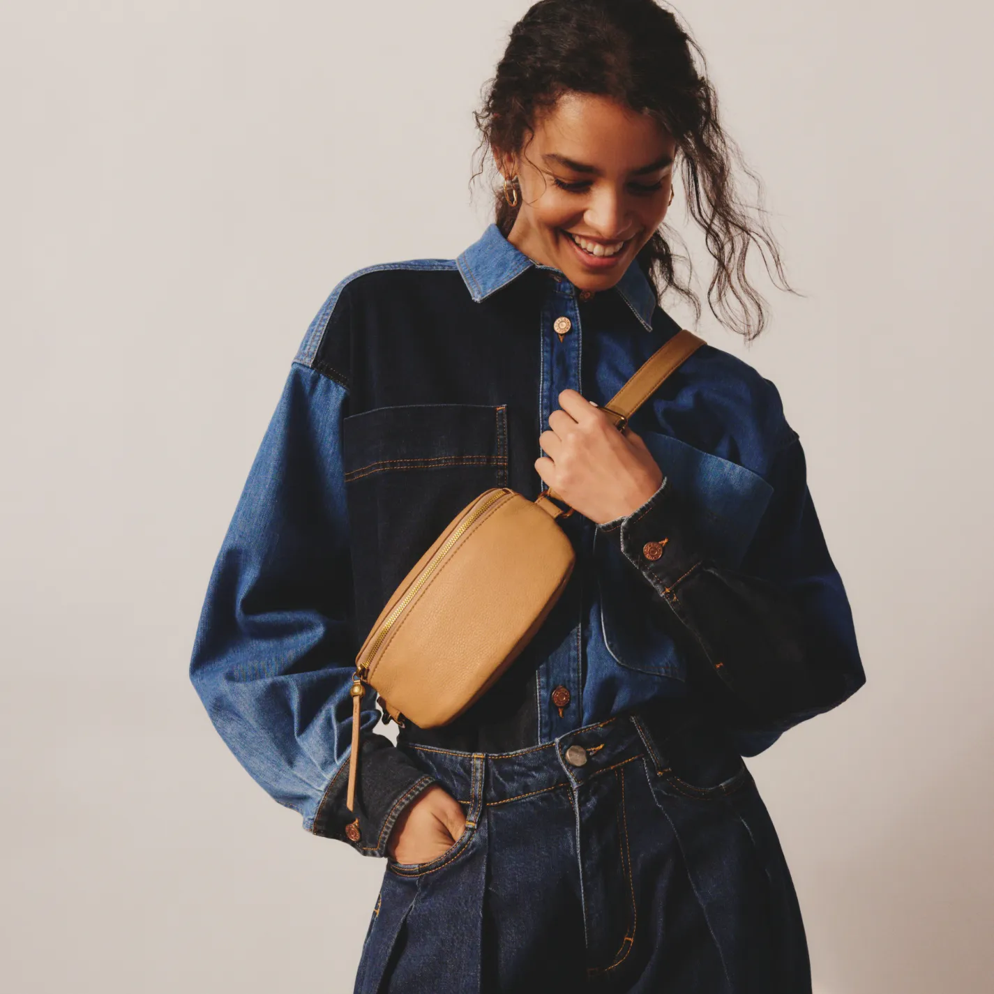 Fern Belt Bag In Pebbled Leather - Sandstorm
