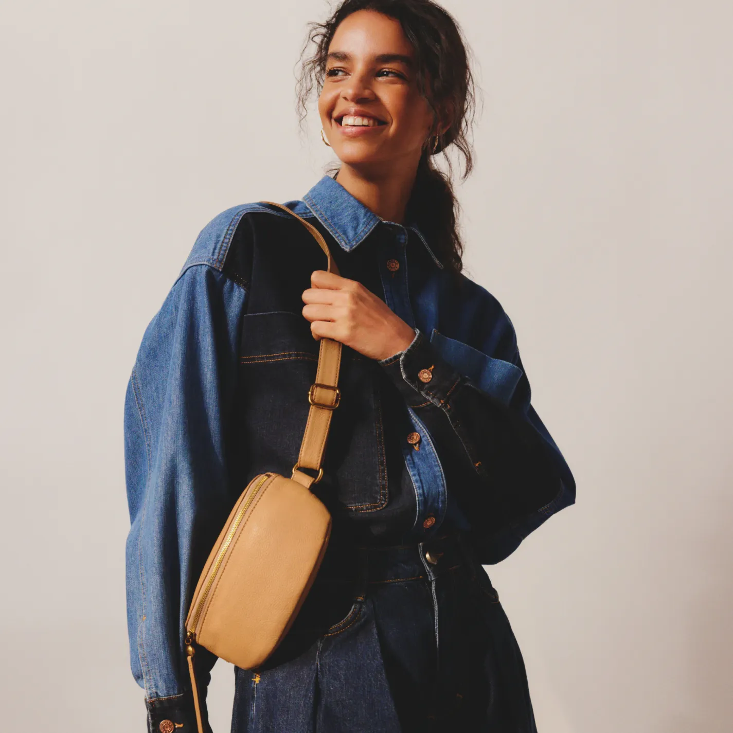 Fern Belt Bag In Pebbled Leather - Sandstorm