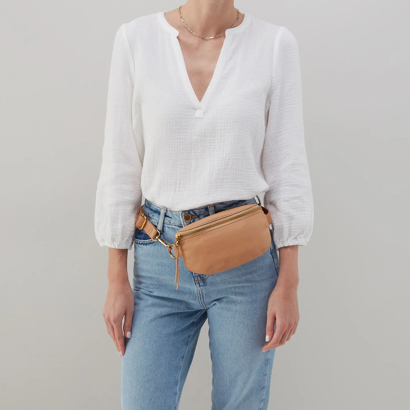 Fern Belt Bag In Pebbled Leather - Sandstorm