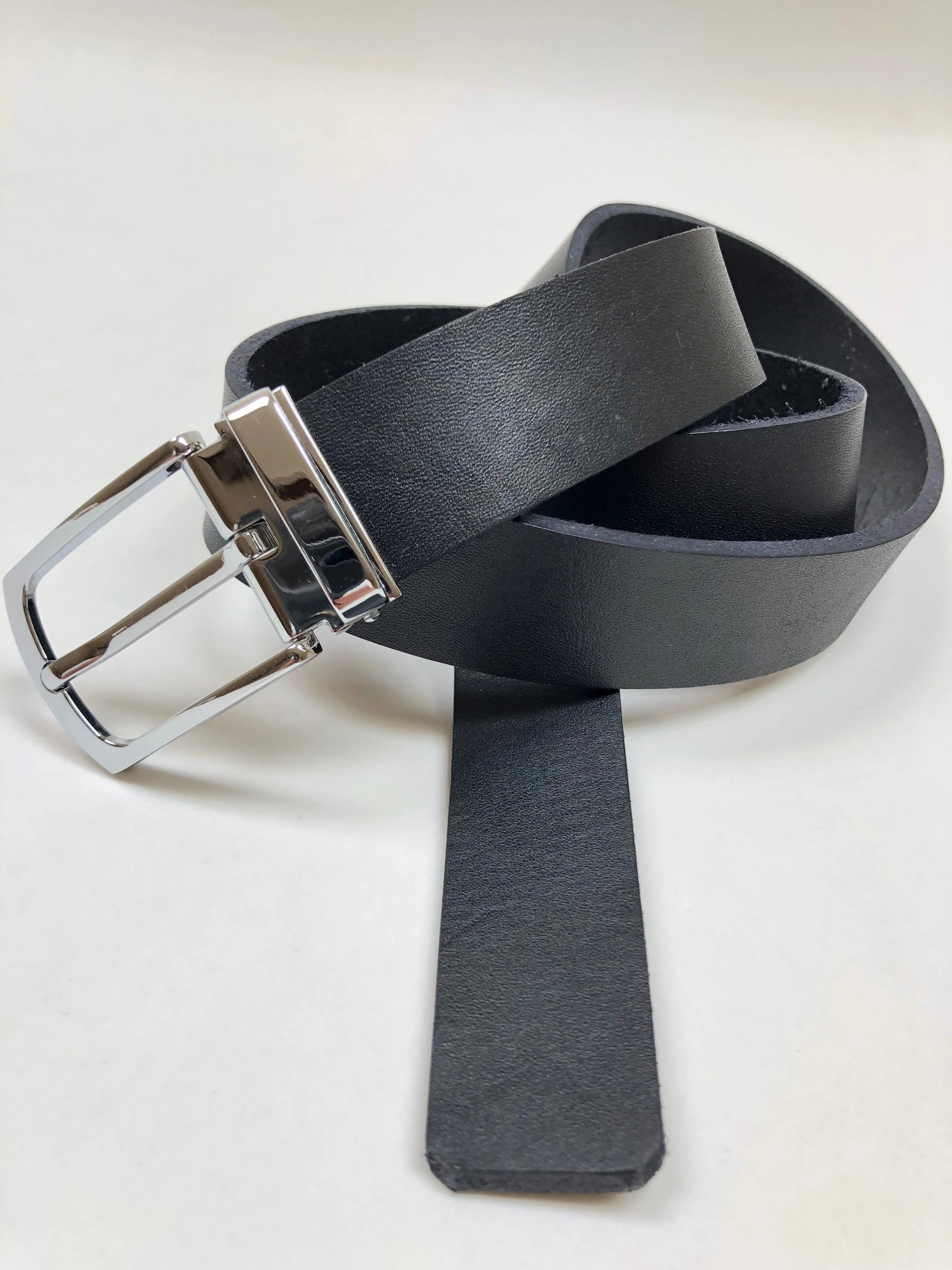 Men's Black Leather Belt with Silver Tone Buckle 34Z3