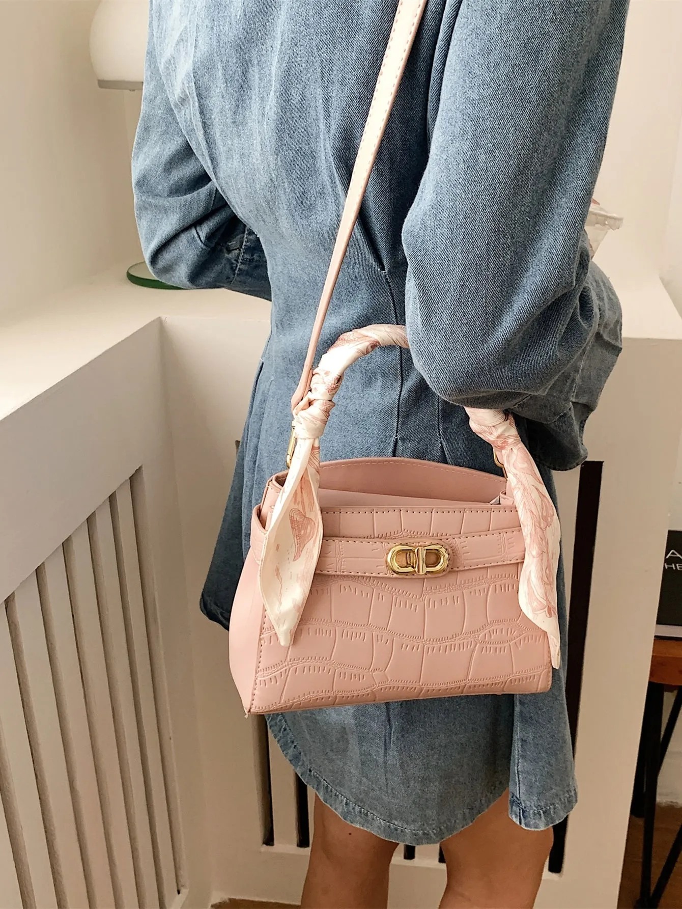 Mini Crocodile Embossed Twilly Scarf Decor Twist Lock Square Bag - Pink