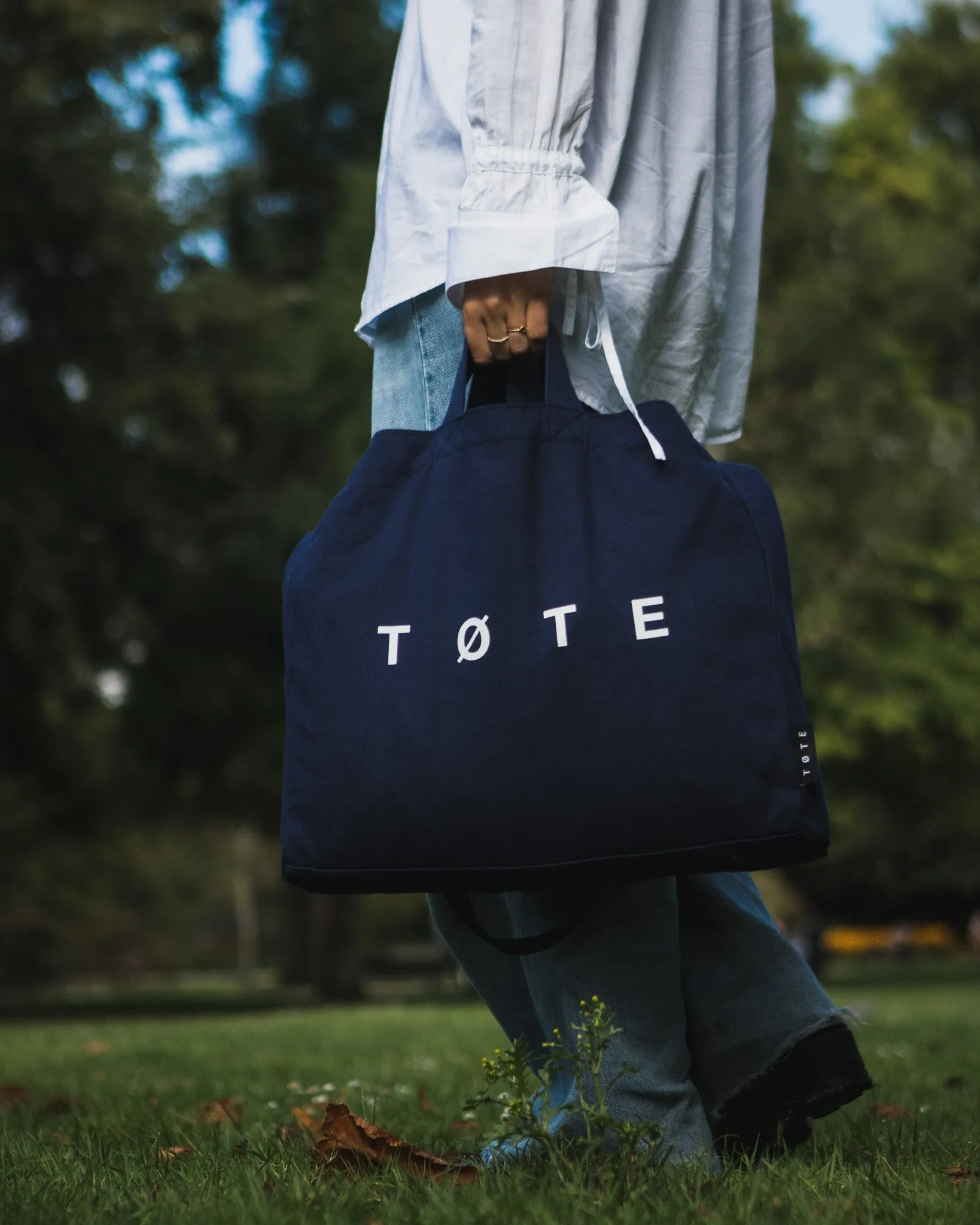 Navy Blue TØTE Shoulderbag