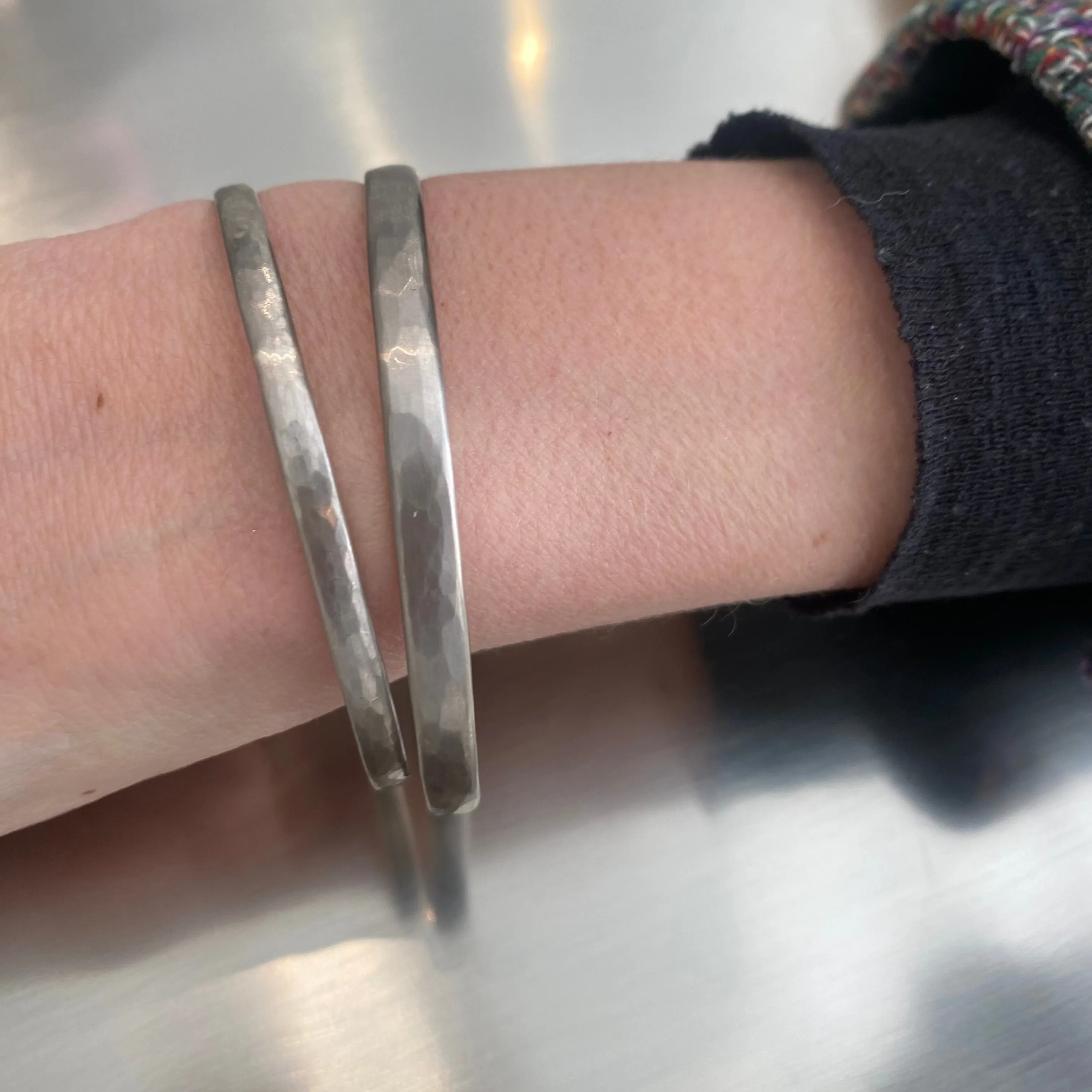 Sonoma Hammered Bangle in 18K Alpine Gold- 5mm