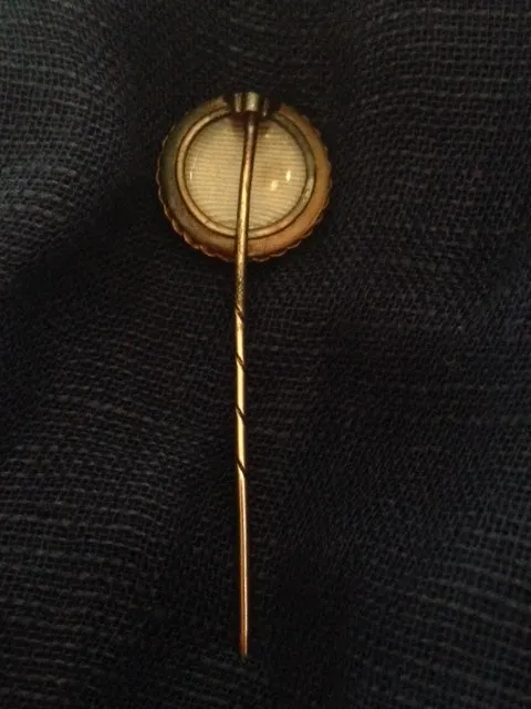 Stick Pin/Locket Striking 18 kt Yellow Gold Reverse Crystal of a Retriever Known Provenance