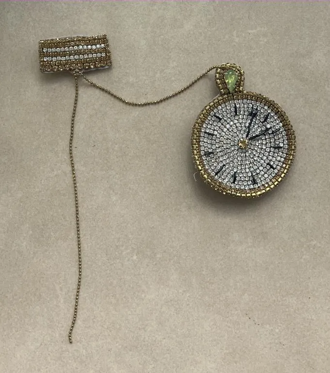 the time traveller brooch